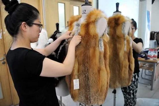 ▲大部分的病毒传播发生在养殖场的阶段,毛皮动物养殖、制皮等过程是疫病传播的大隐患(图片来自网络)