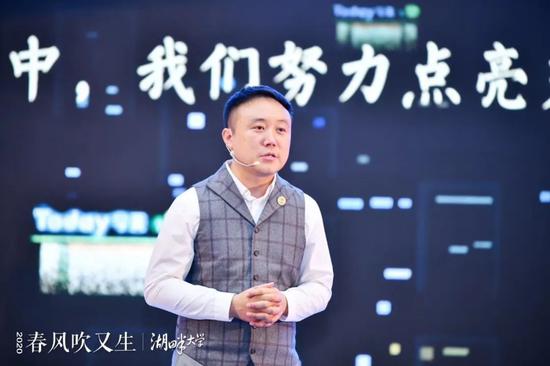 在湖畔，真实地「暴露」自己