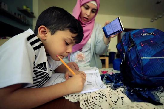 ■ 黎巴嫩，一位女性正在照顾孩子 / Reuters