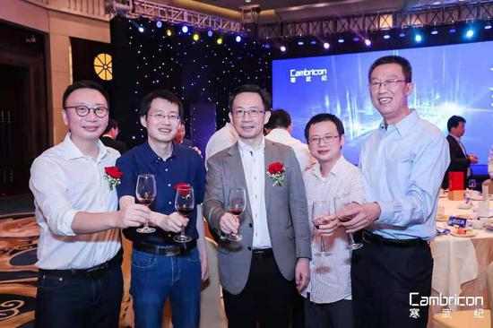 中科院走出的两代企业（左二寒武纪董事长、CEO陈天石，左三中国科学院计算技术研究所所长孙凝晖，右一联想集团高级副总裁，联想创投集团总裁贺志强）