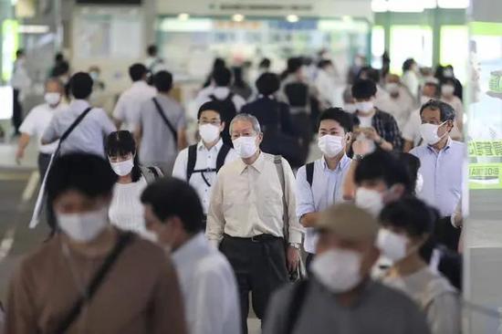 月9日，在日本东京新宿，人们戴口罩出行。（图源：新华社）