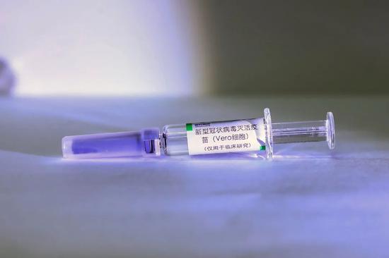 4月10日在国药集团中国生物新冠疫苗生产基地拍摄的新型冠状病毒灭活疫苗样品。（图源：新华社）