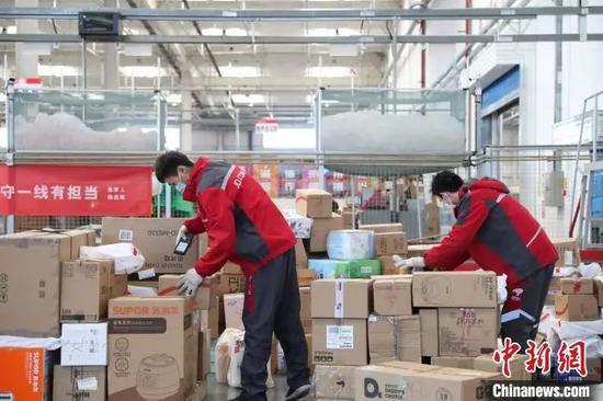银川京东仓储物流园内的工作人员正在对消毒后的货物进行分拣。　于晶 摄