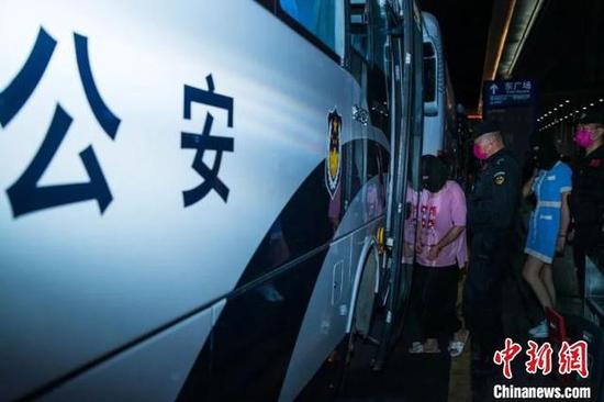 图为警方抓捕犯罪嫌疑人。白云警方供图