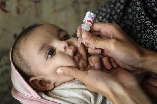 正接种口服疫苗的孩子 | Unicef.org