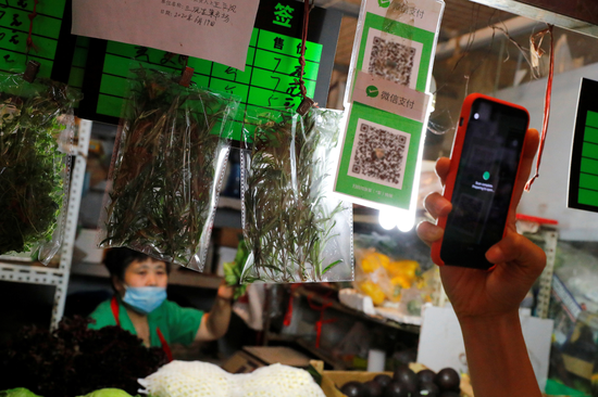 8月8日，北京，菜市场里的微信支付二维码。供图/视觉中国