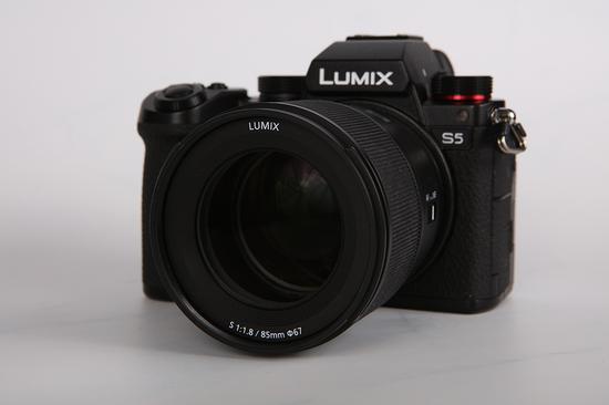 新浪科技综合|四胞胎老大出世 松下LUMIX S 85mm F1.8评测