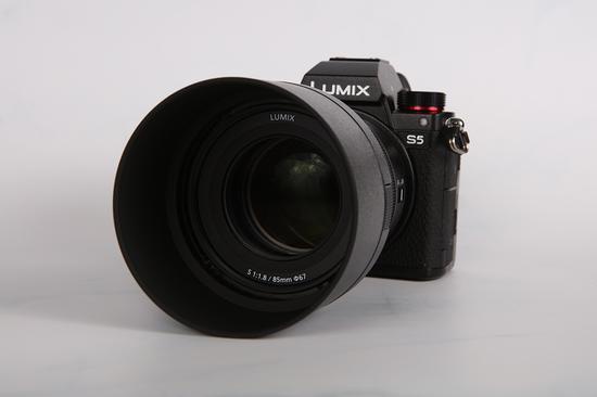 新浪科技综合|四胞胎老大出世 松下LUMIX S 85mm F1.8评测