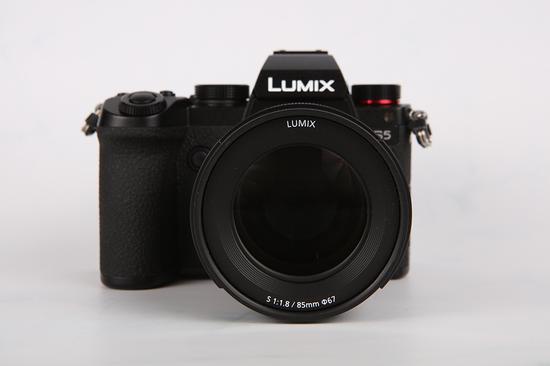 新浪科技综合|四胞胎老大出世 松下LUMIX S 85mm F1.8评测