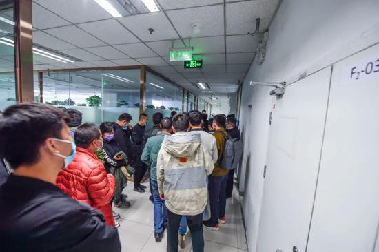 11月9日,蛋壳公寓北京总部聚集数百人维权,包含租户、供应商、保洁、维修人员