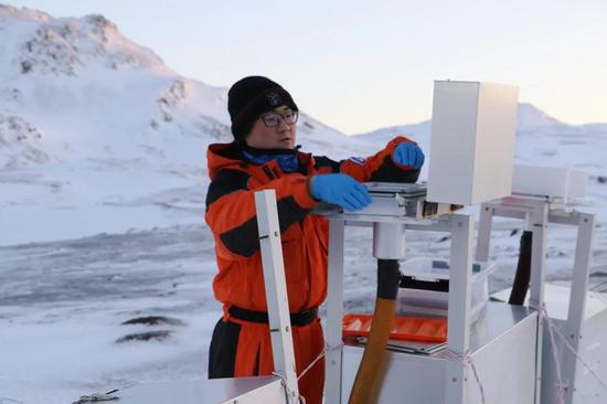 2017年5月,柴晓峰在南极进行大气成分观测.