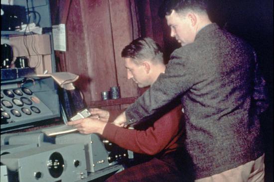 1939年，Packard先生（左）和Hewlett先生在车库里开发音频振荡器。图片来源：美联社