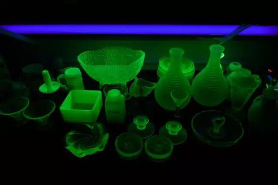紫外灯下闪着绿光的铀玻璃