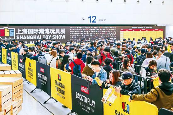 2020年11月，上海潮玩展门口等待进入的年轻人们。图／麻耀刚