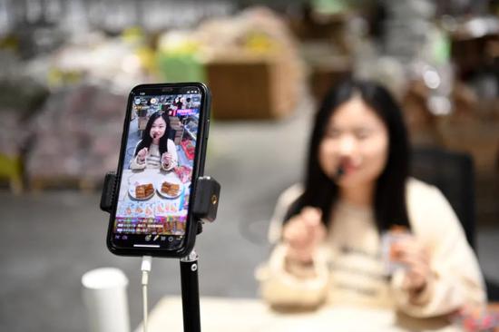 网络主播在直播推销传统豆干 唐奕 摄