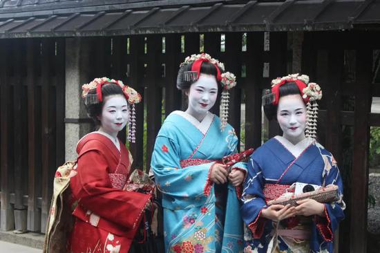 在古代，满脸涂白曾经是整个世界的风潮，我们现在在日本艺妓身上还能看到这种与现代迥异的审美 图/Pxhere