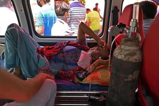 4月26日，一名病人在印度加济阿巴德吸氧。新华社 图
