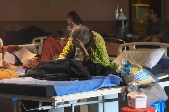 印度新德里，临时改造的医院里的患者。/视觉中国
