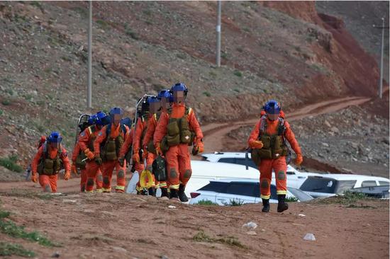 5月23日，救援人员徒步进入事发区域搜救失联人员。（新华社记者 范培珅 摄）