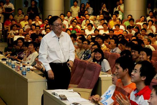 2009年5月，姚期智给清华学生作报告。（清华大学供图）