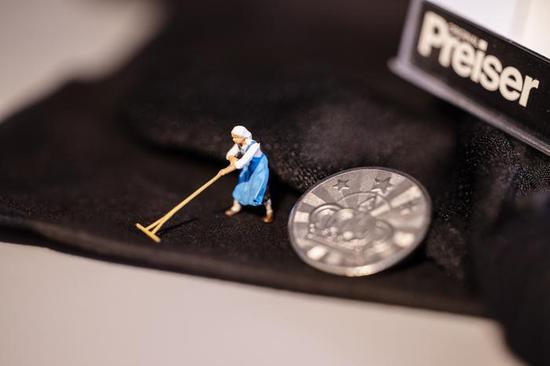 新浪科技综合|最大1.4倍放大倍率 佳能RF100mm F2.8 L MACRO IS USM评测