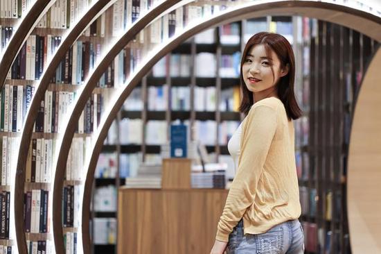 新浪科技综合|最大1.4倍放大倍率 佳能RF100mm F2.8 L MACRO IS USM评测