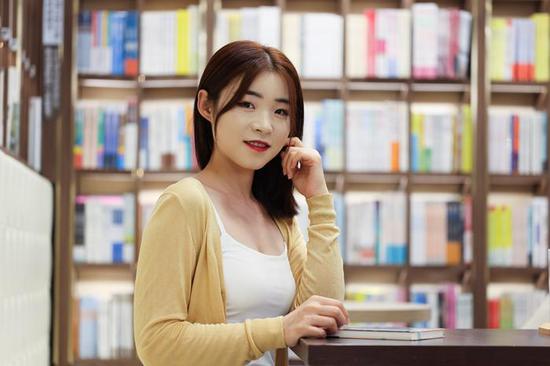 新浪科技综合|最大1.4倍放大倍率 佳能RF100mm F2.8 L MACRO IS USM评测