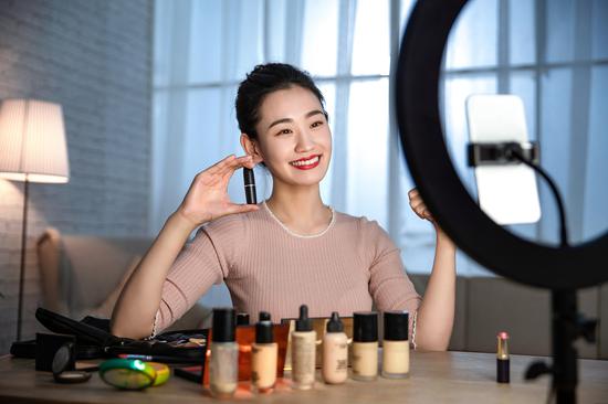 直播带货内卷下的流量买卖:主播一场花上千万 红利消退(图1) 图源:视觉中国