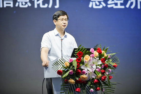 河北省工业和信息化厅总经济师刘云鑫作开幕致辞