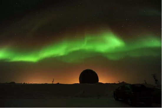 2011年3月1日凌晨，太阳风的涟漪冲击了地球磁场，引发了一场轻微的地磁风暴，导致在阿拉斯加扑克滩研究区域上空产生的飘渺的极光。来源：NASA / GSFC / JAMES SPANN