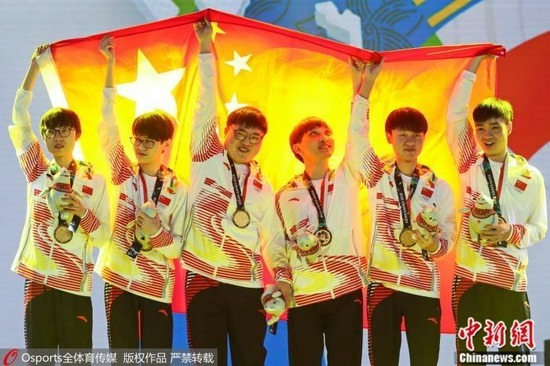 中国电竞选手站上雅加达亚运会领奖台。 图片来源：Osports全体育图片社