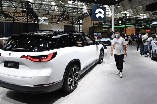 观众在2021中国（天津）国际汽车展览会蔚来汽车展台参观。李然摄（新华社）