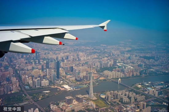 “也许再也没有机会从南航A380的舷窗下俯瞰熟悉的城市了。”/视觉中国