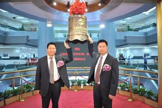 图右为欣旺达前任董事长总经理王明旺,左为现任董事长总经理王威 来源:欣旺达