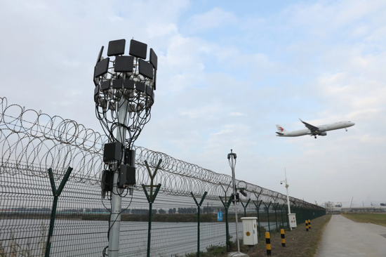 一具机场边上的“云哨”系统接收器 图源：社交媒体