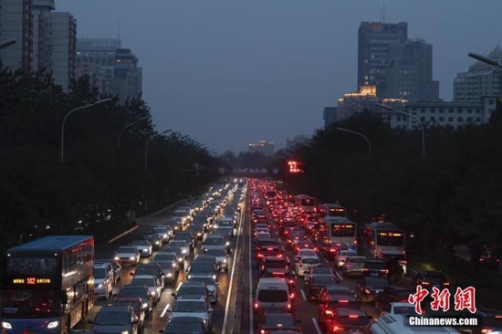 资料图：车辆在北京东二环主路排队缓行。 中新社记者 盛佳鹏 摄