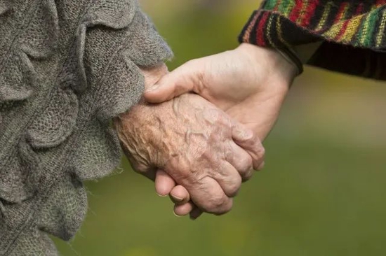 最新《科学》：拥抱、牵手、爱抚为什么会让我们觉得好舒服？