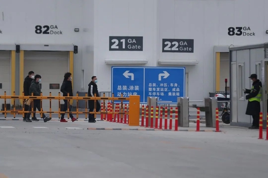 特斯拉员工进入工厂来源：视觉中国