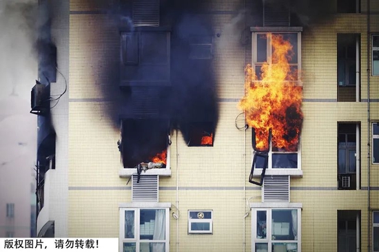 消防小知识：住在高层失火时，应该往楼上跑还是楼下