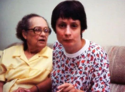 中年 Genie 和母亲的合照。图片来源：网络