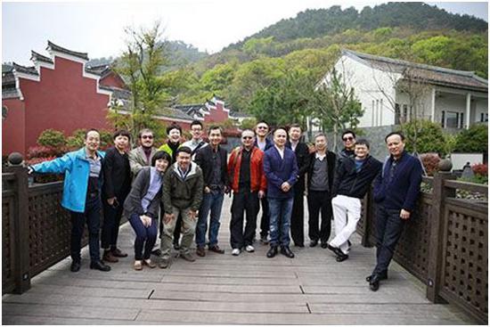 2015年4月,唐越(右五)与马云等人在宁波奉化