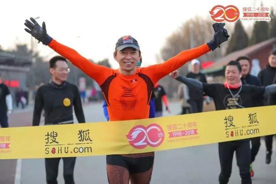激荡人生:偶像生于1964:马云、张朝阳、求伯君的激荡人生 图:搜狐20周年张朝阳带领员工在奥森长跑
