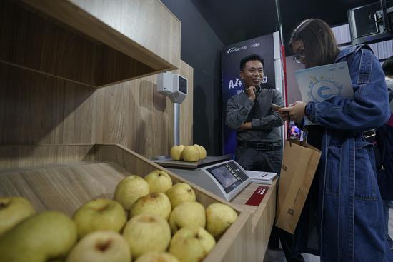 商品拿了就能走 AR智能貨架實現(xiàn)自動結(jié)算