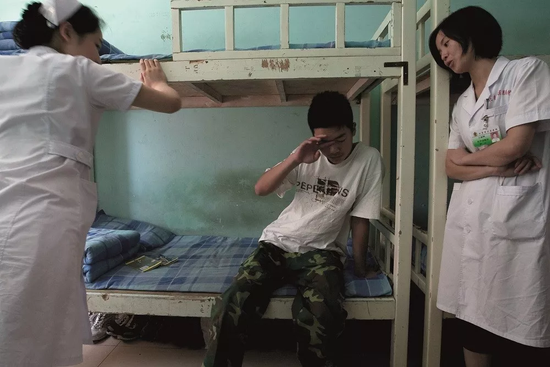 北京一所网瘾戒除训练营的医疗人员在与学员进行思想交流。图/视觉中心