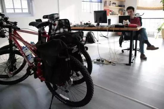 图:2007年4月,王微和他的山地车