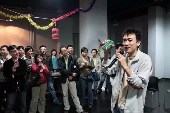 图:2007年土豆网生日趴上的王微