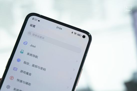 ▲ vivo X30 Pro 的钻孔直径被控制在 3 毫米内，仅有通知栏图标大小（该屏幕为 vivo 与三星共同定制）