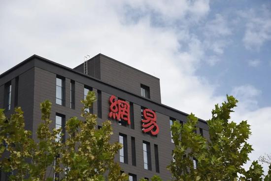丁磊、张朝阳都在直播意图有何区别? 来源 / 视觉中国