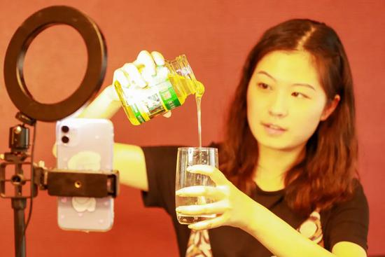 带货主播在做产品演示。/图虫创意