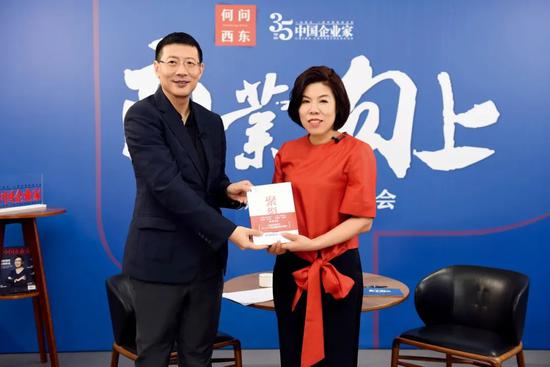 沈南鹏参加《何问西东》节目，与《中国企业家》杂志社社长何振红对话。摄影：史小兵